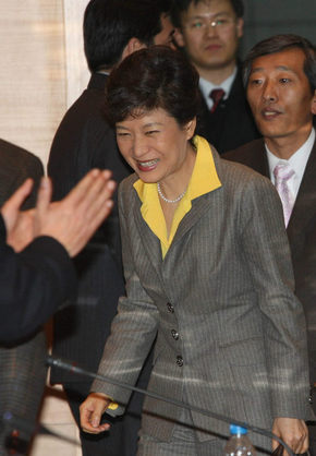 이명박 당선인의 특사로 중국을 방문한 박근혜 전 한나라당 대표가 16일 중국 베이징 한국대사관에서 열린 한국 기업인들과의 간담회장에 박수를 받으며 들어서고 있다. 베이징/국회사진기자단