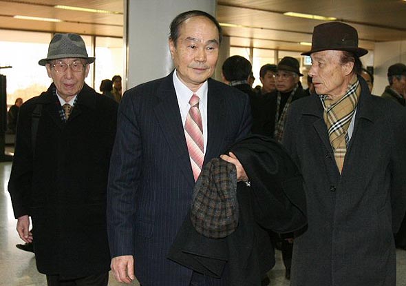 16일 ‘민족일보 사건‘ 재심 선고공판이 열린 서울중앙지법에서 재심을 청구한 조용수 사장의 동생 조용준씨(가운데)와 지인들이 선고 공판이 끝난 후 법정을 나오고 있다. 연합뉴스