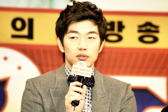 영화 〈라듸오데이즈〉 제작보고회에서 배우 류승범. ⓒ 한겨레 블로그 블루카페 영화 〈라듸오데이즈〉 제작보고회에서 배우 류승범. ⓒ 한겨레 블로그 블루카페