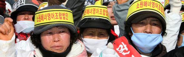 사상 최악의 기름유출 사고로 막대한 손해를 입은 태안 지역 주민들이 18일 오후, 충남 태안군 태안읍 태안군수산경영인회관 앞에서 ‘특별법 제정을 위한 대정부 촉구대회’를 열어 삼성중공업을 규탄하는 한편, 정부의 신속한 보상을 촉구하며 눈물을 흘리고 있다. 태안/박종식 기자 <A href="mailto:anaki@hani.co.kr">anaki@hani.co.kr</A>