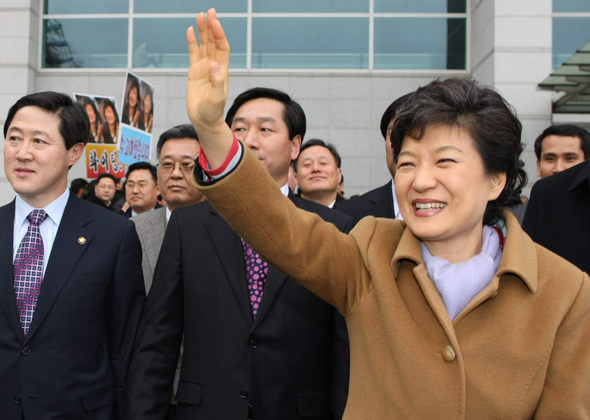 특사단장으로 중국 방문을 마치고 돌아온 박근혜 전 한나라당 대표가 지난 19일 오후 인천공항에서 마중나온 지지자들에게 손을 흔들고 있다. 사진공동취재단