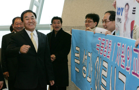 이재오 한나라당 의원이 이명박 대통령 당선인의 특사 자격으로 20일 오후 러시아로 떠나며 인천공항에 환송나온 인사들과 인사를 나누고 있다. 연합뉴스