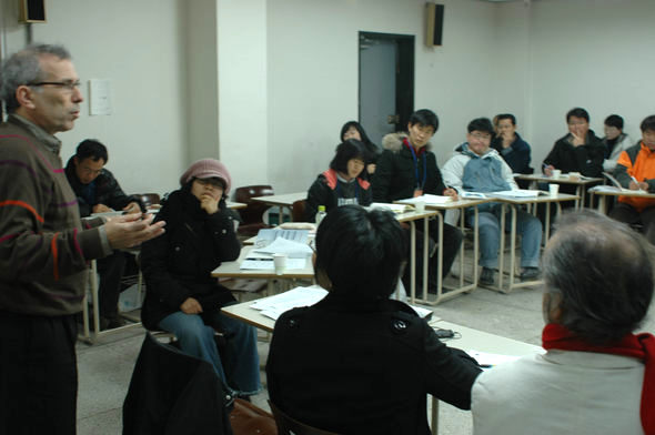 지난 16~19일 전남대에서 열린 전교조 참교육실천대회에서 프랑스의 프레네 교육 전문가들이 교사들에게 프레네 교육에 대해 설명을 하고 있다.