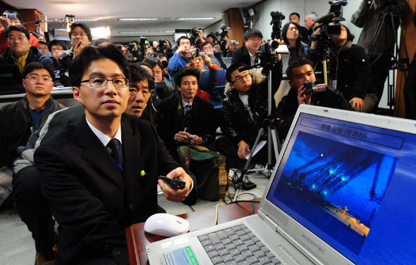 사상 최악의 충남 태안 원유유출 사고를 수사해 온 대전지검 서산지청이 21일 오후 청사에서 중간 수사 결과를 발표하면서, 사고 선박 선원이 손전화로 찍은 동영상을 처음으로 공개하고 있다. 리모컨 든 이는 오인서 부장검사. 서산/강창광 기자 <A href="mailto:chang@hani.co.kr">chang@hani.co.kr</A>  