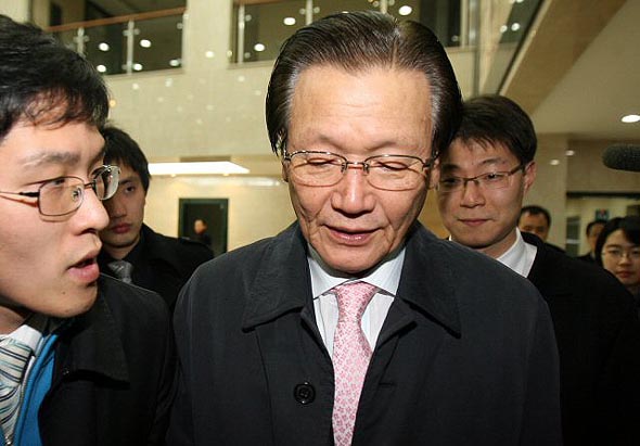 삼성 비자금 의혹 사건을 수사 중인 조준웅 특별검사팀이 에버랜드에 위치한 창고들을 압수수색해 대규모의 미술 작품들을 발견했다고 알려진 가운데 21일 오후 조준웅 특별검사가 한남동 사무실을 나서고 있다. 연합뉴스