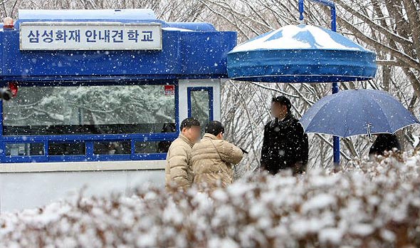 22일 삼성 비자금 의혹 사건을 수사 중인 조준웅 특별검사팀이 경기도 용인 에버랜드 창고의 추가 압수수색을 할 것으로 알려진 가운데 용인 에버랜드 창고 앞을 직원들이 지키고 있다. 연합뉴스