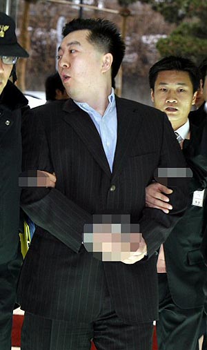 전 BBK투자자문 대표 김경준씨가 특검 조사를 받기위해 22일 오후 역삼동 `이명박 특검‘ 사무실로 들어서며 기자들의 질문에 답하고 있다. 연합뉴스