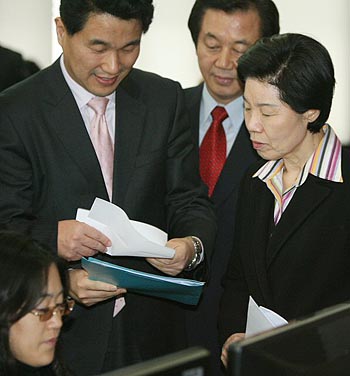 대통령직 인수위원회 이경숙 위원장이 22일 서울 삼청동 인수위 브리핑실에서 수능등급제 개선안 발표에 앞서 이주호(왼쪽) 사회교육문화위 간사와 대화를 나누고 있다. 인수위는 이날 2009학년도 수능시험부터 영역별 등급 외에 백분위와 표준점수, 그리고 원점수 등을 함께 공개한다는 내용의 수능등급제 개선안을 발표했다. 연합뉴스