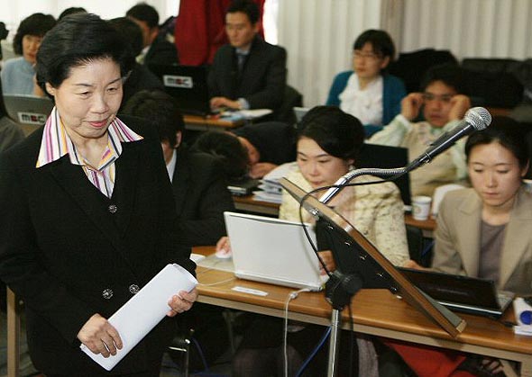 대통령직 인수위원회 이경숙 위원장이 수능등급제 개선안 발표를 위해 22일 서울 삼청동 인수위 브리핑실에 입장하고 있다. 이날 인수위는 2009학년도 수능시험부터 영역별 등급 외에 백분위와 표준점수, 그리고 원점수 등을 함께 공개한다는 내용의 수능등급제 개선안을 발표했다. 연합뉴스