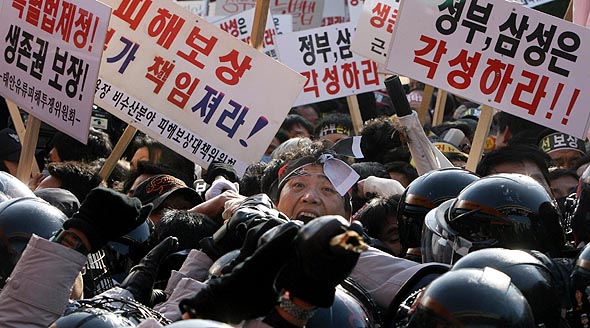 23일 오후 서울역 광장에서 태안군 유류피해대책위 주최로 열린 ‘삼성 기름유출 무한책임 촉구대회’에서 참석자들이 삼성의 책임있는 태도를 요구하고 있다. 김진수 기자 jsk@hani.co.kr 23일 오후 서울역 광장에서 태안군 유류피해대책위 주최로 열린 ‘삼성 기름유출 무한책임 촉구대회’에서 참석자들이 삼성의 책임있는 태도를 요구하고 있다. 김진수 기자 jsk@hani.co.kr