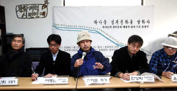 김하돈(가운데) 작가가 23일 오전 서울 마포구 공덕동 문화연대 강당에서 열린 기자회견에서 “경부운하는 한강과 낙동강 주변에 있는 문화유산과 생태계를 파괴할 것”이라고 말하고 있다. 김명진 기자 <A href="mailto:littleprince@hani.co.kr">littleprince@hani.co.kr</A>