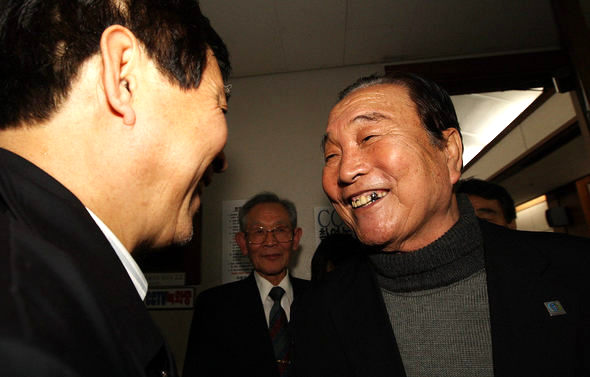 인혁당 재건위 사건 연루자들이 33년 만에 재심을 통해 무죄를 선고받은 23일 당시 무기징역을 선고받았던 강창덕씨가 서울중앙지법에서 재판이 끝난 뒤 환한 표정으로 법정을 나서고 있다. 신소영 기자 <A href="mailto:viator@hani.co.kr">viator@hani.co.kr</A>