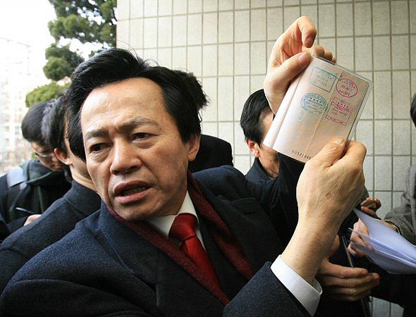 지난 1월 23일 오전 경제공화당 허경영 총재가 영장실질심사를 위해 서울 남부지법에 출두하면서 부시 미 대통령의 취임파티 초청관련 문서와 여권 등을 제시하는 등 혐의를 완강히 부인하고 있다. 연합뉴스