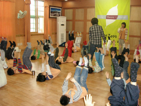 흙집으로 만들어진 녹색농촌체험 학교에서 열린 아토피 캠프에 참가한 어린이들이 건강운동 체조를 하고 있다. 진안군 제공