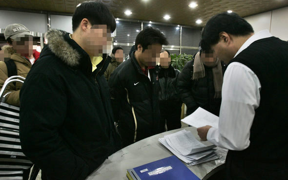 남들보다 먼저 집회 신고를 하기 위해 서울 남대문경찰서 1층 로비에서 밤샘 줄서기를 하던 이들이 24일 아침 9시께 경찰서 직원에게 집회 신고서를 내고 있다. 김진수 기자 <A href="mailto:jsk@hani.co.kr">jsk@hani.co.kr</A>