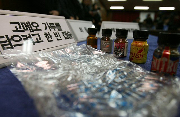 24일 오전 경기도 수원지검 마약.조직범죄수사부가 적발한 신종 마약인 ‘5-메오-딥트(일명 고메오)‘에 대해 검찰 관계자가 설명하고 있다. 수원지검은 세관과의 공조 수사를 통해 에이즈 감염자인 40대 남성이 신종 마약을 반입해 동성애자 수십명에 판매한 것을 적발했다. 수원/연합뉴스