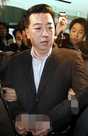 김경준 전 BBK투자자문 대표가 특검 조사를 받기 위해 24일 오후 역삼동 `이명박 특검‘ 사무실로 들어서고 있다. 연합뉴스
