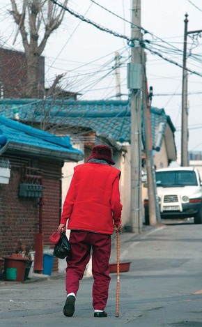 기지촌 할머니의 90%가 가족 없이 혼자 살고 있다. 우리나라 65살 이상 노인 중 독거노인 비율(18%)보다 다섯 배가량 높은 수치다.
