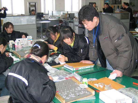 중국 산둥성 칭다오 청양구의 한 한국 장신구 제조업체에서 26일 오전 중국인 노동자들이 해외로 수출할 장신구를 만들고 있다. 이 업체에선 500여명의 중국인 노동자들이 일하고 있다. 