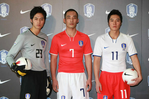 2008베이징올림픽을 비롯해 2010년 월드컵 예선전에서 축구대표팀 선수들이 착용하게 될 새 유니폼을 입은 모델들이 27일 경기도 파주 NFC에서 선보이고 있다. 왼쪽부터 골키퍼 복장과 안방, 방문 유니폼. 파주/연합뉴스