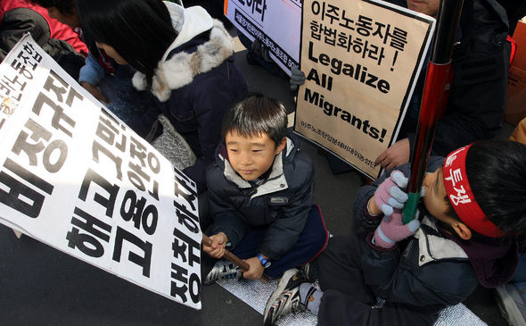27일 세계사회포럼 행동의 날 한국조직위원회가 서울역 광장에서 연 집회에 부모를 따라 나온 한 어린이가 비정규직 노동자의 고용안정을 촉구하는 손팻말을 들고 있다. 세계사회포럼은 “세계경제포럼이 신자유주의 세계화와 전쟁으로 나타나는 여러 문제에 대해 아무런 해법도 제시하지 못하고 있다”고 비판하며 시위를 벌였다. / 신소영 기자 
