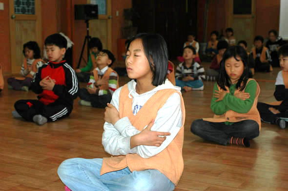 지난 19~25일 전북 진안 능길마을에서 열린 아토피 제로 자연학교에 참가한 어린이들이 49배를 마친 뒤 명상을 하고 있다.  