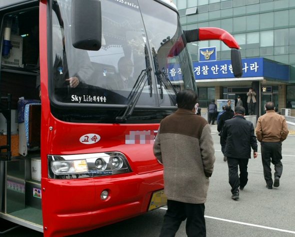 작년 12.19 경북 청도군수 재선거 때 돈을 받은 청도군민 39명이 자수하기 위해 28일 버스를 이용, 청도경찰서에 도착하고 있다. 청도/연합뉴스