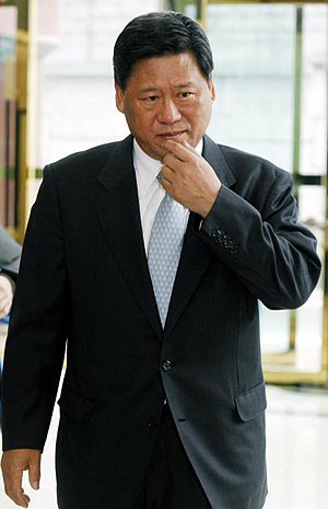 박태진 삼성탈레스 사장이 특검 조사를 받기 위해 28일 오전 한남동 조준웅 특별검사팀 사무실로 들어서고 있다. 연합뉴스
