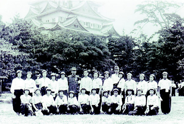 1944년 일본 나고야성 앞에서 찍은 나주초등학교 출신 근로정신대 피해자들의 모습. 뒷줄 왼쪽에서 5번째가 이유녀씨, 앞줄 왼쪽에서 7번째가 양금덕씨. 사진 태평양전쟁희생자 광주유족회 제공