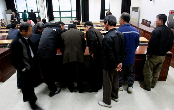지난달 19일 경북 청도군수 재선거 때 정한태(구속) 군수 선거운동원들에게 돈을 받았거나 유권자들한테 돈을 돌린 주민 40명이 28일 오후 무더기로 자수해 청도경찰서 회의실에서 경찰관의 신원 확인을 받고 있다. 청도/이종근 기자 root2@hani.co.kr