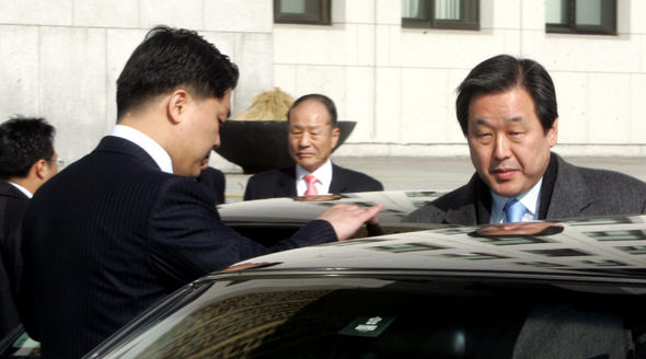 김무성 한나라당 최고위원(맨 오른쪽)이 30일 오전 국회 의원휴게실에서 박근혜 전 대표 쪽 의원들과 정치적 운명을 함께 하기로 결의한 뒤 승용차에 오르고 있다. 뒤편에서 이상득 국회 부의장도 차에 타고 있다. 강재훈 선임기자 <A href="mailto:khan@hani.co.kr">khan@hani.co.kr</A>