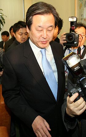 한나라당 김무성 최고위원이 30일 오전 국회에서 최근 공천문제와 관련한 기자회견을 한 후 자리를 나서고 있다. 연합뉴스
