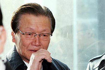 삼성그룹 비자금 의혹을 수사 중인 조준웅 특별검사가 30일 오전 서울 한남동 특검 사무실로 출근을 하고 있다. 연합뉴스