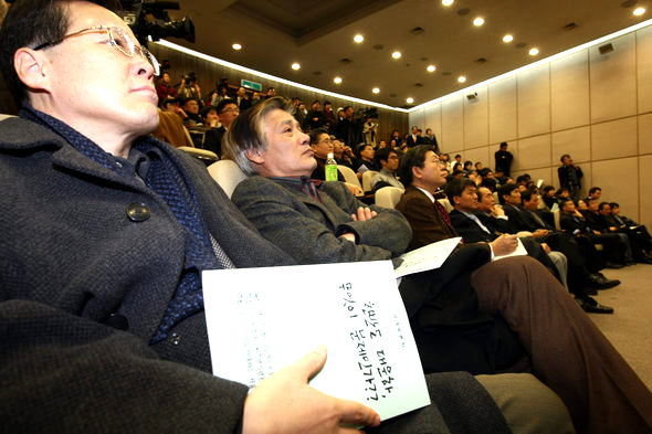 ‘한반도 대운하를 반대하는 서울대 교수모임’이 31일 서울대 법대 100주년기념관에서 연 토론회 도중 교수와 학생들이 진지한 표정으로 대운하 건설에 반대하는 발제자의 설명을 듣고 있다. 김명진 기자 <A href="mailto:littleprince@hani.co.kr">littleprince@hani.co.kr</A>