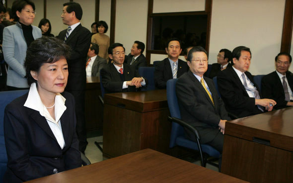 박근혜 전 한나라당 대표가 31일 오후 서울 여의도 국회도서관에서 열린 ‘친박’ 의원들의 모임에 참석해 김무성 최고위원(오른쪽 두번째) 등 참석 의원들과 함께 회의가 시작되기를 기다리고 있다. 김종수 기자 jongsoo@hani.co.kr