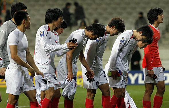 30일 저녁 상암동 서울월드컵경기장에서 열린 한국-칠레 친선축구경기에서 1:0 으로 패한 한국대표팀 선수들이 팬들에게 고개숙여 인사를 하고 있다. 연합뉴스