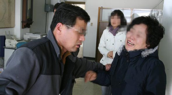 지난 30일 제주도 마라도 해상에서 침몰한 ‘102소양호‘ 선원 가족들이 31일 선사인 경남 마산시 구해수산 사무실에 도착해 오열하고 있다. 마산/연합뉴스