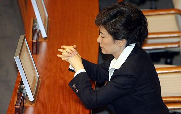 한나라당 박근혜 전 대표가 31일 오전 국회 본회의장에서 잠시 생각에 잠겨있다. 연합뉴스