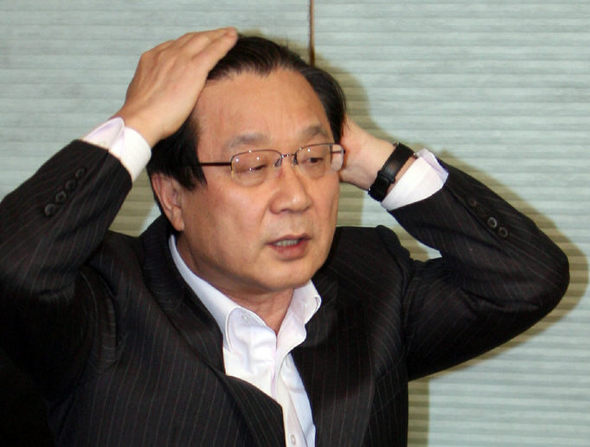부정부패 전력자 공천신청 불허 당규를 둘러싸고 한나라당 내홍이 잦아들지 않고 있는 가운데 강재섭 한나라당 대표가 31일 밤 12시 무렵 경기도 분당 자택에서 긴급 기자회견을 열고 있다. 성남/ 연합뉴스