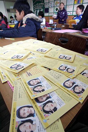 31일 개학을 맞은 경기도 안양 명학초등학교에서 실종된 이혜진양의 빈자리에 친구들이 전달한 엽서만 쌓여있어 보는 이들을 안타깝게 하고 있다. 안양/연합뉴스