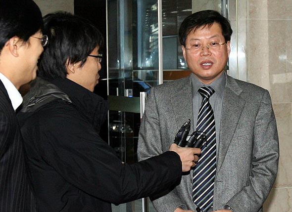 김용철 변호사가 삼성비자금 의혹 수사와 관련해 조사를 받기위해 1일 오전 한남동 삼성특검 사무실로 들어오고 있다. 김진수 기자 jsk@hani.co.kr