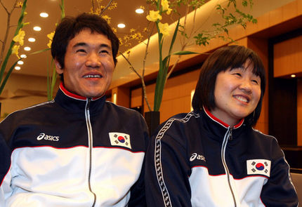 강일구-오영란 커플이 2008년 1월30일 밤 도쿄 한 호텔에서 기자들의 질문에 답하며 밝게 웃고 있다. 도쿄/김정효 기자 <A href=”mailto:hyopd@hani.co.kr”>hyopd@hani.co.kr</A>