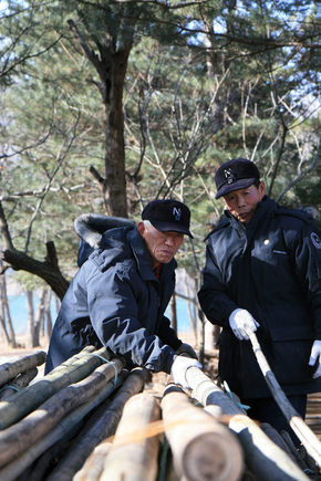 80살 정년에 이어 종신 고용 제도를 도입한 주식회사 남이섬은 평생 일할 자유를 보장하고 있다. 종신 고용 계약을 맺은 조경사 장기성(73·왼쪽)·김동제(75)씨가 목재 고르기를 하고 있다. 영상미디어팀/이규호 피디