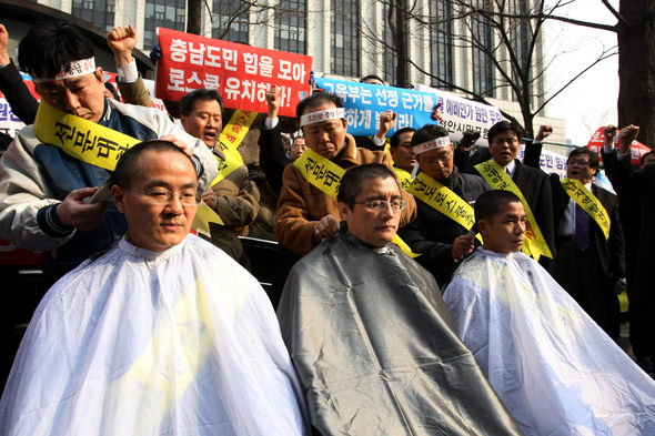 법학전문대학원(로스쿨) 예비인가 대학 선정에서 탈락한 충남 선문대의 고재종 법대 교수협의회 부회장(왼쪽부터)과 김홍석 법대 대외교섭위원장, 대학원생 김경호씨가 3일 서울 세종로 정부중앙청사 앞에서 탈락에 항의하며 삭발하고 있다. 김정효 기자 <A href="mailto:hyopd@hani.co.kr">hyopd@hani.co.kr</A>