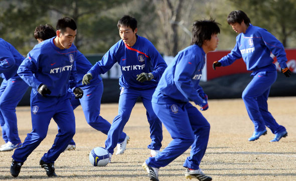 김남일(가운데) 등 축구대표팀 선수들이 3일 파주NFC에서 훈련을 하고 있다. 파주/연합뉴스