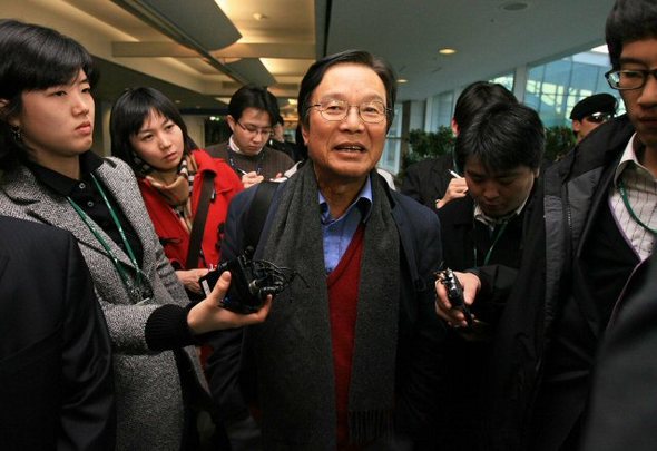 도곡동 땅 의혹과 관련, 특검조사를 받기 위해 김만제 전 포철 회장이 3일 오후 인천공항을 통해 귀국하고 있다. (영종도=연합뉴스)
