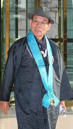 4일 오전 이해규 삼성중공업 부회장이 한복 차림에 산업훈장을 달고 삼성 비자금 의혹을 수사중인 한남동 삼성특검팀으로 출두하고 있다. 연합뉴스