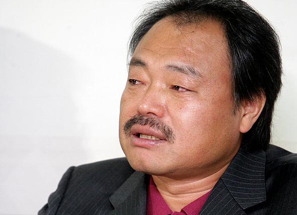 4일 오전 여의도 홍우빌딩 대한가수협회 사무실에서 가수 김흥국씨가 제18대 국회의원 선거 출마설에 대한 자신의 입장을 밝히고 있다. 연합뉴스