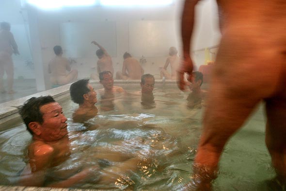 공중목욕탕이 없어 해마다 명절 때면 배를 타고 뭍으로 목욕하러 갔던 전남 완도군의 외딴 섬 금당도에 지난해말 목욕탕이 생겼다. 일주일에 두 차례만 문을 여는 목욕탕은 화요일에는 남성, 수요일에는 여성이 이용할 수 있다. 설을 앞두고 마음이 급해진 마을 어른들이 지난달 29일 일찌감치 목욕탕을 찾아 정겹게 얘기를 나누고 있다. 완도/김봉규 기자 bong9@hani.co.kr