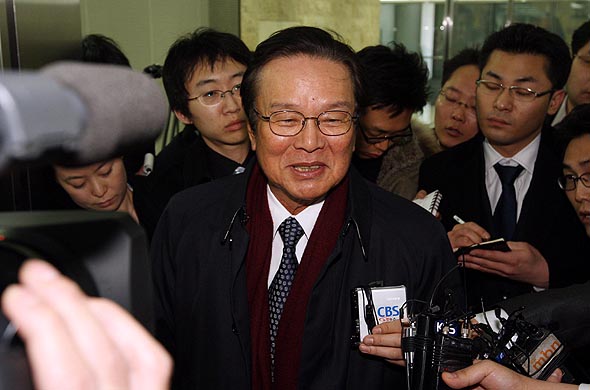 4일 김만제 전 포항제철 회장이 도곡동 땅 실소유주 의혹에 대한 입장을 밝히기 위해 역삼동 이명박 특검사무실로 들어오고 있다. 신소영 기자 viator@hani.co.kr